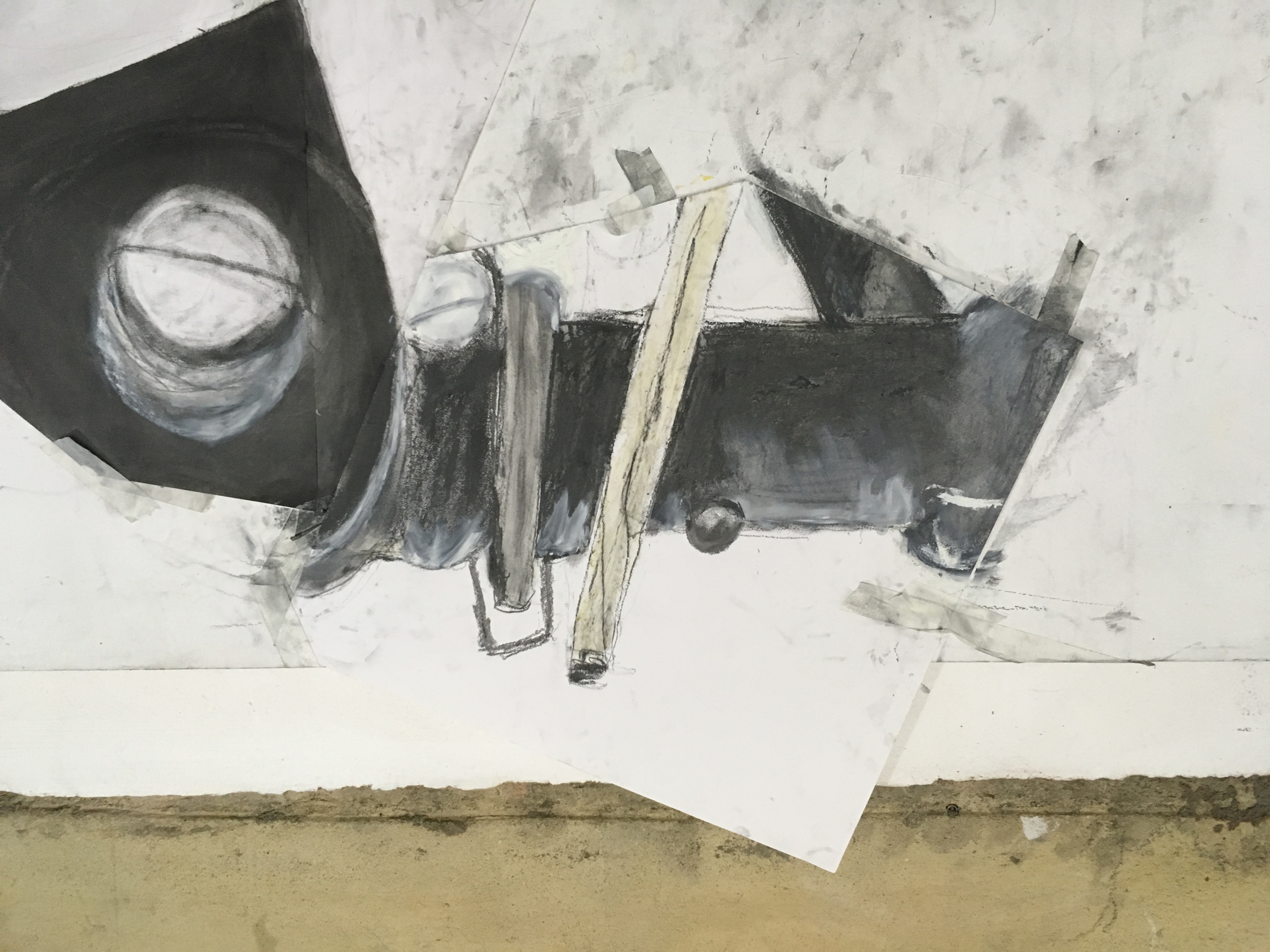 Desenho de objetos e formas sobre papel preso na parede.
