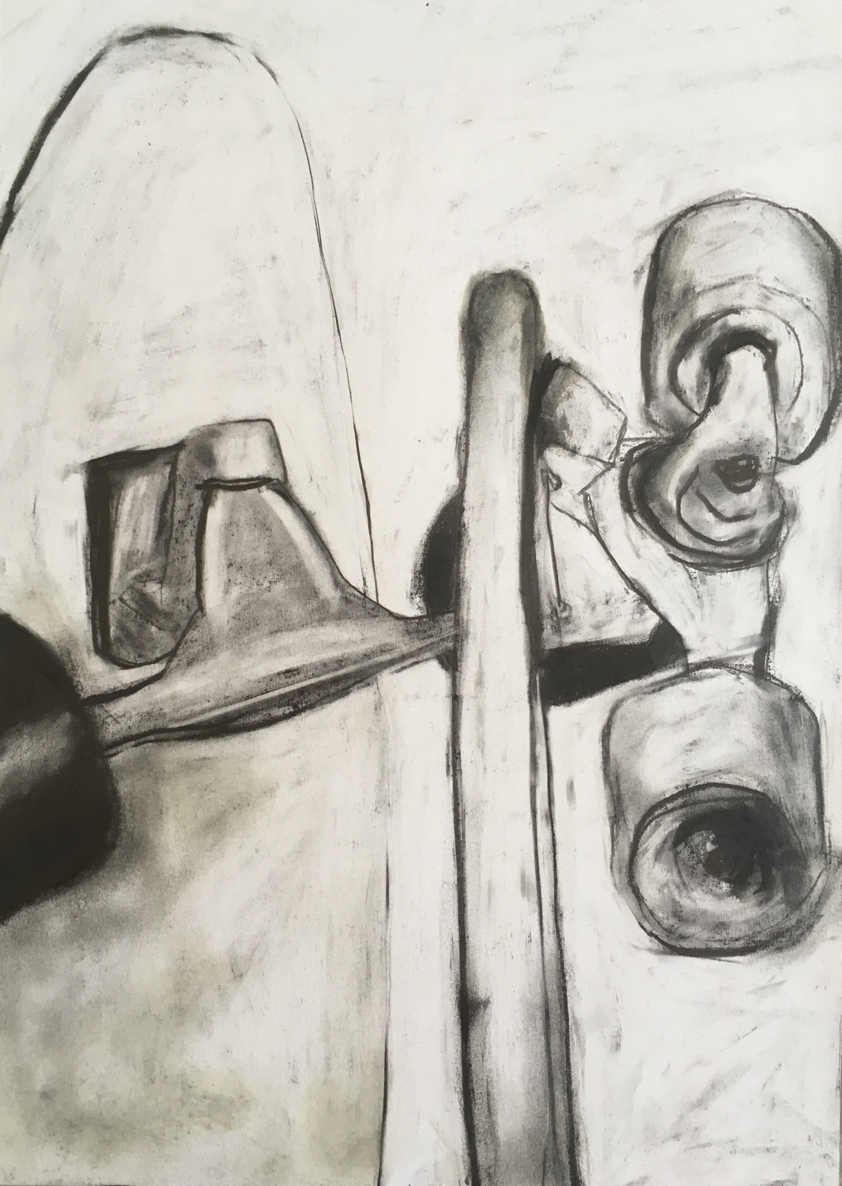 Desenho em carvão com formas cilíndricas e linhas verticais.